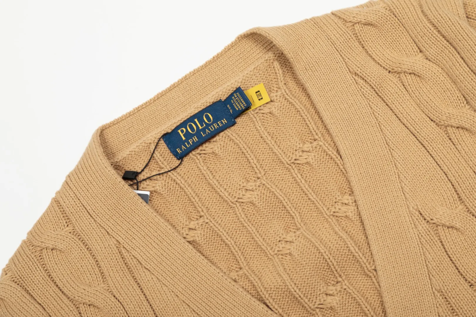 P250 Top quality" Style number: DS113# (not off the shelves all year round) [Ralph Lauren large V-neck solid color pony embroidered logo twist knitted cardigan] ✅Ralph Lauren classic basic versatile goddess style large V-neck knitted cardigan jacket ✅Main supply platform live broadcast Wholesale entities Replenish when out of stock Not off the shelves ✅ZP quality 1:1 version Scan the code to enter the GF website Counter quality ✅Detailed quality is the only one in Guangzhou Imported quality cotton yarn, focusing on high-end, cost-effective, good quality needless to say ✅The version is restored to the original order, the maximum size can be worn up to 160 pounds, loose, comfortable and stress-free ✅The upper body is simple and easy to match, ootd must-have style, good-looking clothes are never picky, a must-have in the goddess' wardrobe. Size: S-XL Color: Black White Gray Light Blue Khaki Pink Yellow Chinese Red Navy Blue White Label Navy Blue Red Label